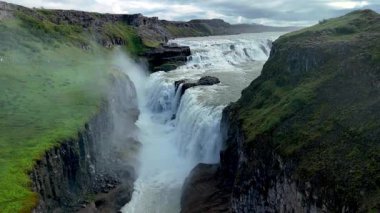 İzlanda 'da yemyeşil sularla çevrili bir vadiye düşen çarpıcı şelalenin güçlü akışına tanık olun. Gullfoss Şelalesi