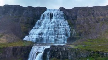 Dynjandi şelaleleri İzlanda 'nın kayalık yamaçlarında görkemli bir şelale gibi süzülerek nefes kesici bir doğa manzarası yaratıyor..