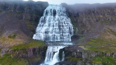 Dynjandi Şelalesi 'nin ihtişamına tanık olun. İzlanda' nın batısındaki kayalık kayalıkların üzerinden zarif bir şekilde sular akmaktadır.