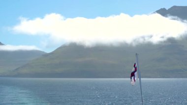 İzlanda 'daki görkemli dağların üzerinde süzülen yumuşak bulutlar gibi sakin sularda seyahat edin. Macera ve keşfi davet eden bu büyüleyici yerde güzellik deneyiminin doğası vardır..