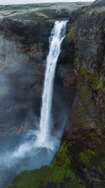 İzlanda 'daki sarp kayalıklardan düşen bir Haifoss şelalesinin güçlü güzelliğini hissedin..