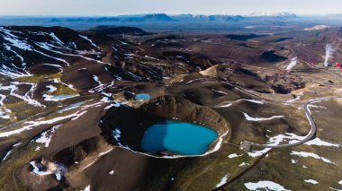 Krafla Krateri 'nin nefes kesen güzelliğine hayranım. Etrafı sarılmış engebeli İzlanda arazisiyle çevrili canlı turkuaz suları.