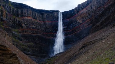 Hengifoss şelalesi İzlanda 'nın engebeli arazisiyle çevrili sarp kayalıkların üzerinden dramatik bir şekilde akar. Eşsiz jeolojik oluşumlar ve bereketli yeşillik hayranlık uyandırıcı bir doğal ortam yaratır..