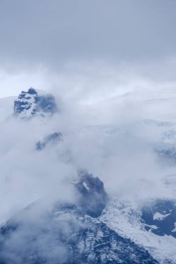 İzlanda 'daki Svinafellsjokull Buzulu kalın bulutlarla kaplanarak yüksek tepeler ve dramatik buz oluşumlarını ortaya çıkarır. Bu nefes kesici konum macera ve keşfi davet ediyor..