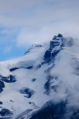 Svinafellsjokull Buzulu İzlanda 'da gururla duruyor, buzlu yüzeyi etrafındaki engebeli tepelerle güzel bir tezat oluşturuyor. Bu nefes kesici görüntü doğanın saf güzelliğini yakalar..