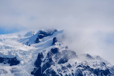 İzlanda Vatnajokull Ulusal Parkı 'na yerleştirilmiş Svinafellsjokull Buzulu' nun nefes kesici manzarası.