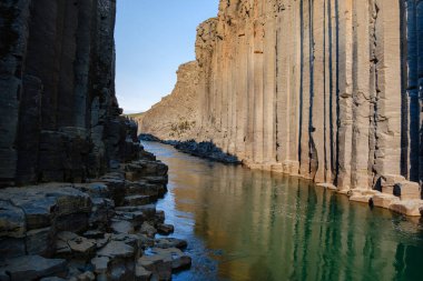 İzlanda 'daki nefes kesici Studlagil Kanyonu' nu keşfedin, eşsiz bazalt sütun oluşumları ve sakin sularıyla tanınır..