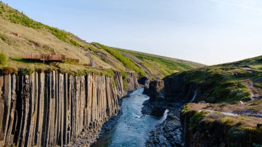 İzlanda 'da, Studlagil Kanyonu kıvrımlı bir nehrin üzerinde yükselen bazalt sütunlara sahiptir..