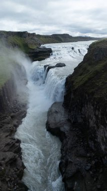 İzlanda 'da martı şelalesi güçlü bir şekilde bir kanyon boyunca akar, dökülen sudan yükselen sisle nefes kesici bir manzara yaratır..