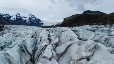 Buz kütlelerinin çarpıcı desenler yarattığı İzlanda 'daki Svinafellsjokull Buzulu' nun çarpıcı dokularını araştırın..