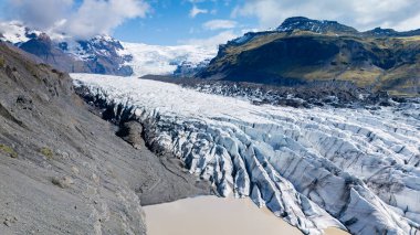 İzlanda 'daki Svinafellsjokull Buzulu boyunca uzanan geniş buz oluşumları doğanın saf güzelliğini gözler önüne seriyor. Buzul, kayalık arazi ve etrafındaki dağlar arasındaki zıtlık nefes kesicidir..