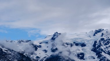 Buzulların ve dramatik bulutların İzlanda 'da buluştuğu Svinafellsjokull Buzulu' nun nefes kesici manzarasını deneyin. Doğanın ihtişamı yıl boyunca her ziyaretçiyi cezbeder..