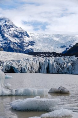Buz kütlelerinin sakin sularla buluştuğu İzlanda 'daki şaşırtıcı Svinafellsjokull Buzulu' nu keşfedin. Dramatik manzara el değmemiş vahşi doğanın güzelliğini gözler önüne seriyor..