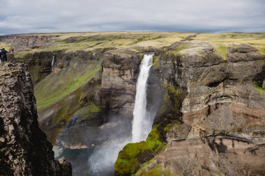 Su, İzlanda 'nın sakin yabanda dramatik bir Haifoss şelalesi oluşturan yüksek bir uçurumdan zarifçe akar. Yeşillikler ve kayalık oluşumlar nefes kesici görüntüyü artırır.