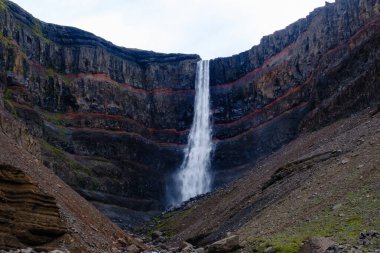 İzlanda 'nın göbeğinde Hengifoss şelalesi dramatik kaya oluşumlarıyla çevrili yüksek uçurumlardan aşağı düşer. Bu dingin ve güçlü doğa harikası İzlanda 'nın eşsiz güzelliğinin bir örneği..