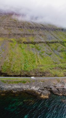 İzlanda 'da dramatik uçurumlar ve canlı yeşilliklerle çevrili nefes kesici bir kıyı yolu keşfetmek. Seyahatler ve macera ve güzellik arayan doğa aşıkları için cennet gibi bir ortam..