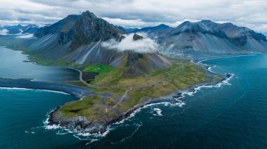 Engebeli dağların denizle buluştuğu İzlanda 'daki büyüleyici Vestfirdir yarımadasını keşfedin. Büyüleyici arazi yemyeşil ve dramatik uçurumlarla bezenmiştir, Hvalnes Doğa Koruma Alanı.