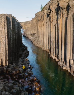 Doğa meraklıları İzlanda 'daki nefes kesici Studlagil Kanyonu' nu keşfederek dramatik bazalt sütunlarına ve boğazdan akan berrak nehre hayran kaldılar. Büyüleyici manzaralar maceraları davet eder.