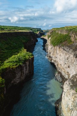 Buzul sularının yükselen uçurumlar arasında aktığı İzlanda 'nın dramatik kanyonunun nefes kesici güzelliğini keşfedin. Gullfoss İzlanda