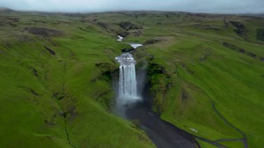 İzlanda 'nın nefes kesen güzelliğini, güçlü bir Skogafoss şelalesi gibi yaşayın..
