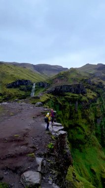 Mulagljufur Canyon vitrininin nefes kesici manzarası yemyeşil uçurumlar ve sakin bir şelale. Maceracılar İzlanda 'nın bu uzak harikalar diyarında doğa şaheserlerine hayran olmak için dururlar..