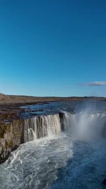 İzlanda 'da Selfoss yakınlarında bulunan Dettifoss şelalesinin nefes kesici güzelliğini keşfedin..