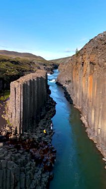 Studlagil Kanyonu 'nu keşfedin. İzlanda' da eşsiz bazalt sütunları ve kristal berraklığında nehir tarafından karakterize edilen büyüleyici bir doğa harikası..