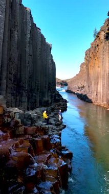 Bir çift, İzlanda 'daki gizli bir mücevher olan Studlagil Kanyonu' nun dramatik kaya oluşumlarını ve sakin sularını araştırıyor. Maceracılar sakin nehir kıyılarında gezinirken, nefes kesici sanatsal olaylara tanık olun..