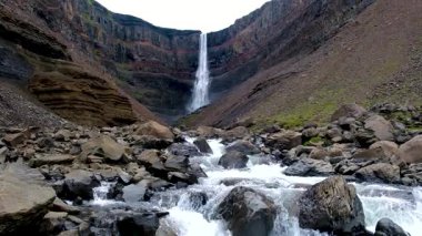 Güçlü bir şelalenin sarp kayalıklardan aşağı yuvarlandığı, sarp ve dramatik manzaralarla çevrili nefes kesici bir yer ziyaret edin. Hengifoss Şelalesi İzlanda