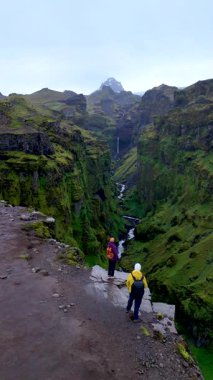 İzlanda 'daki Mulagljufur Kanyonu' nun nefes kesici güzelliğini keşfeden bir çift, yemyeşil, dramatik uçurumlar ve çağlayan bir şelalenin yer aldığı bir yer. Doğa aşıkları ve macera arayanlar için mükemmel..