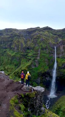 Mulagljufur Kanyonu 'nun görkemli manzaraları arasında, iki maceracı yemyeşil kayalıklardan dökülen muhteşem şelaleye hayran kalır. Doğa güzelliği bu İzlanda mücevherini ziyaret eden herkesi cezbeder..