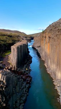 Kendinizi İzlanda 'daki Studlagil Kanyonu' nun büyüleyici manzaralarına daldırın. Yükselen bazalt sütunları ve akan akarsularla dolu dar vadi dramatik bir doğayla büyülenir..