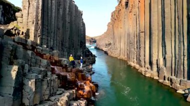 İzlanda 'daki görkemli Studlagil Kanyonu' nu keşfedin. Yüksek bazalt sütunlar ve sakin bir nehir. Doğa aşıkları bu çarpıcı yerin canlı renklerinin ve eşsiz jeolojisinin tadını çıkarabilirler..