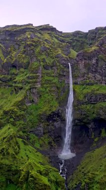 Mulagljufur Kanyonu kayalık kayalıklardan aşağıdaki dingin bir havuza yükselen nefes kesici bir şelale keşfeder. Bu çarpıcı İzlanda manzarası güzelliği gözler önüne seriyor..