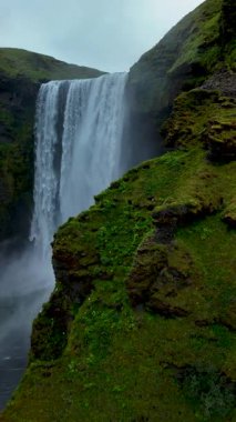 Soluk kesici Skogafoss şelalesinin yemyeşil uçurumlarda şelaleye dönüşmesine tanık olun. İzlanda 'daki bu doğa harikası İzlanda' da büyüleyici bir su ve manzara yaratıyor.