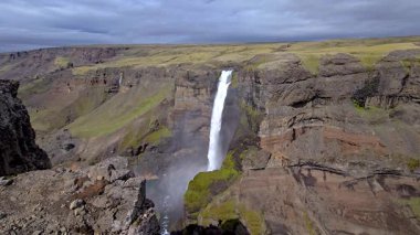 Haifoss şelalesi İzlanda 'daki sarp kayalıkların üzerine dökülür, geniş yeşillik ve dramatik jeolojik oluşumlarla çevrilidir. Doğanın saf güzelliği kaşifleri ve maceracıları cezbeder..