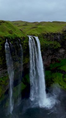 İzlanda 'daki Seljalandsfoss şelalesinin nefes kesici manzarasını tecrübe edin..
