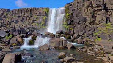 İzlanda 'daki Thingvellir Ulusal Parkı' ndaki Oxarfoss şelalesine dalın..
