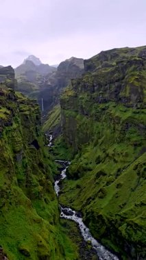 Dramatik kayalıkların akıntılarla buluştuğu İzlanda 'nın yemyeşil vadilerini ve çarpıcı şelalelerini keşfedin. Mulagljufur Kanyonu İzlanda