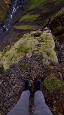 Yosun kaplı bir uçurumun kenarında, aşağıdaki dolambaçlı bir nehre bakan İzlanda doğasının güzelliği duyularını cezbediyor. Haifoss Şelalesi