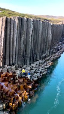 İzlanda 'daki Studlagil Kanyonu' nun göz kamaştırıcı güzelliğini keşfedin. Kristal berrak sular ve çarpıcı bazalt sütunların birleştiği yer..