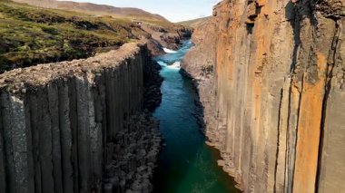 İzlanda 'daki Studlagil Kanyonu' nun çarpıcı bazalt sütunlarına ve canlı turkuaz sularına hayranım..