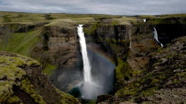 Heybetli Haifoss şelalesinin, yüksek uçurumlardan İzlanda 'nın aşağısındaki sakin bir havuza çarpıcı bir şekilde düşüşünü izleyin.
