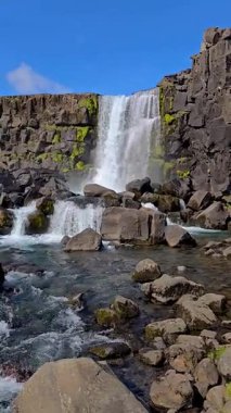 Oxarafoss şelalesi engebeli bazalt kayalıklarının üzerinden akar ve büyüleyici bir görsel başyapıt yaratır..