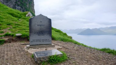 Kallur Deniz Feneri, Kalsoy Adası, Faroe Adaları, 7 Temmuz 2025. Bu anıt James Bond 'u onurlandırıyor. Doğanın hem güzelliğini hem de hatıraların dokunaklı anını yakalıyor..
