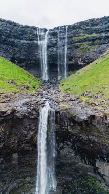 Fossa Şelaleleri, Faroe Adaları 'ndaki yeşil kayalıklara çarpar ve doğal güzelliklerini gözler önüne serer..