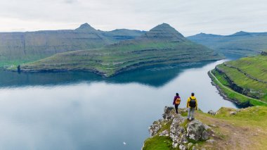 Maceracılar Faroe Adaları 'ndaki Gonguturur Hvithamar Patikası boyunca nefes kesici manzaraları keşfeder. Yükselen yeşil tepeler sakin sularla buluşup doğaya mükemmel bir kaçış sunuyor..