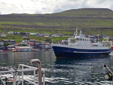 Klasvik Faroe Adaları 6 Temmuz 2025 'te Kalsoy Adası feribotu sakin sularda yavaşça süzülür. Huzurlu liman bu uzak takımadanın eşsiz güzelliğini gözler önüne seriyor..