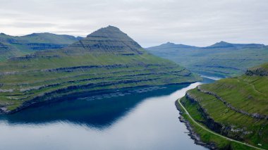 Gonguturur Hvithamar Patikası 'nın dingin güzelliğini deneyimleyin. Dik, gür tepeler ve Faroe Adaları' nın sakin suları. Yürüyüş meraklıları ve doğa severler için ideal..