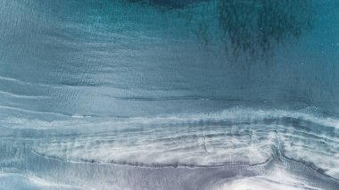 Turkuaz sular Faroe Adaları 'ndaki kumlu kıyılara nazikçe çarpar. Tjornuvik köyü, okyanus ve sahildeki en iyi drone manzarası.